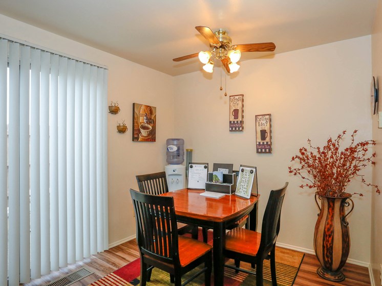 dining room at pine run apartments